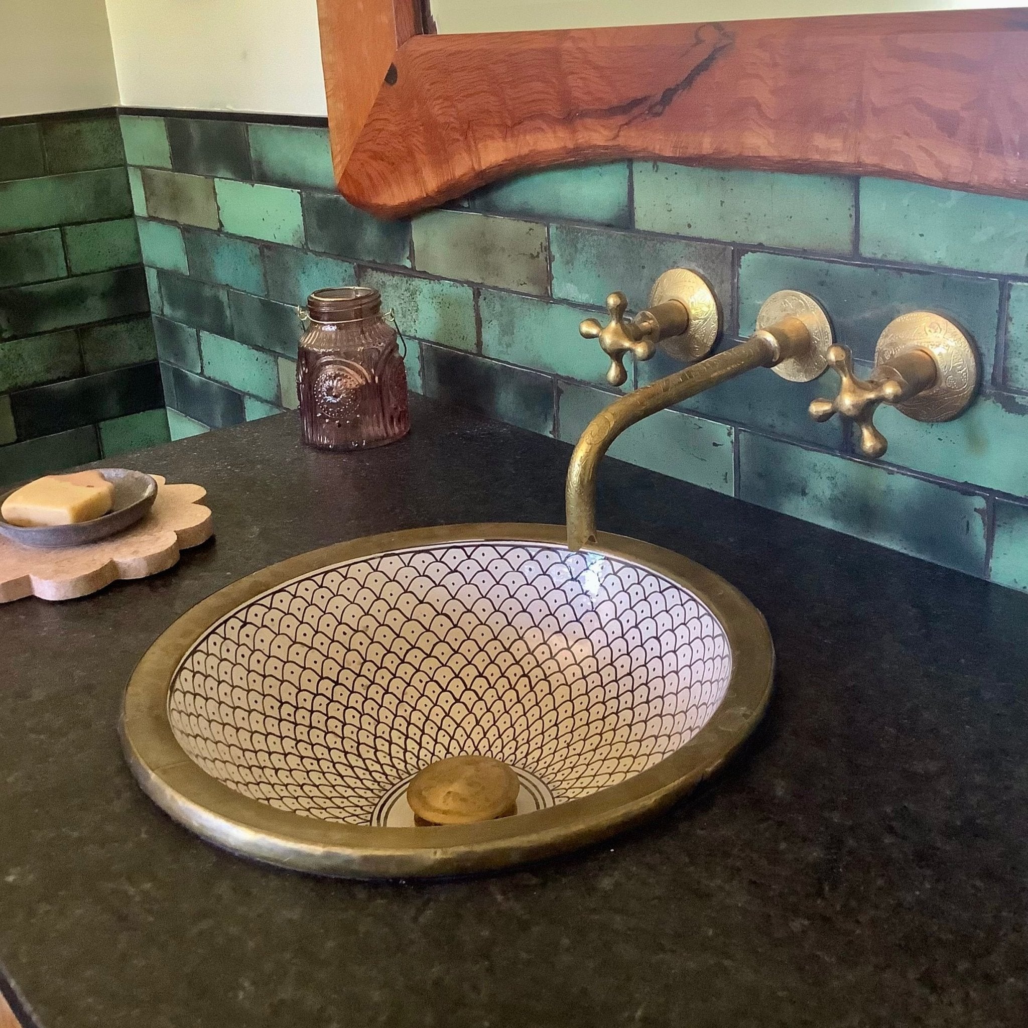 Farmhouse Washbasin - Black & Brushed Brass Undermount Sink